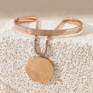 เครื่องประดับสัญลักษณ์นูน Ayatul <span class=keywords><strong>kursi</strong></span> และ <span class=keywords><strong>4</strong></span> <span class=keywords><strong>Qul</strong></span> ข้อบนสร้อยคอจี้เหรียญเครื่องประดับมุสลิมสําหรับเป็นของขวัญ - Product Image 6