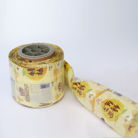 Étiquettes en film thermorétractable imprimées, durables, imperméables, fabriquées en usine, avec forme personnalisée pour les bouteilles d'eau et les boissons