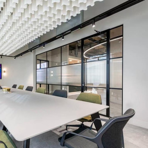 Système <span class=keywords><strong>de</strong></span> cloisonnement <span class=keywords><strong>de</strong></span> bureau <span class=keywords><strong>industriel</strong></span> moderne avec murs en verre multi-grilles – <span class=keywords><strong>Séparateur</strong></span> <span class=keywords><strong>de</strong></span> <span class=keywords><strong>pièce</strong></span> esthétique pour studio créatif et galerie d'art - Product Image 4