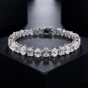 สร้อยข้อมือเพชรทรงสี่เหลี่ยมมรกตและทรงหยดน้ำ - ทอง 9k, 14k, 18k - Product Image 1