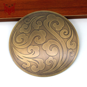 Decoración de pared circular de latón de estilo antiguo chino con grabado de nubes para decoración del hogar - Product Image 1
