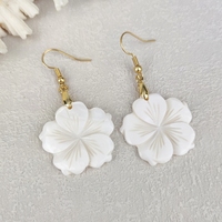 Boucles d'oreilles pendantes en nacre noire naturelle et coquille blanche, motif colombe et fleur, plaquées or classique, forme goutte d'eau, très vendues