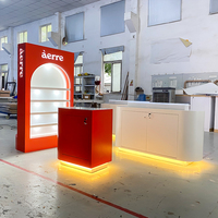 Einzelhandels-Parfümkiosk zum Verkauf 10x10ft Holzgefertigter Pop-up-Shop-Display IZEXPO Hochwertiger Maßgefertigter Pop-up-Store-Display