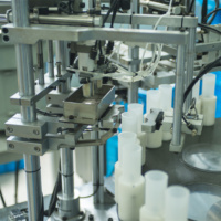 Machine d'assemblage de pompes pulvérisatrices à déclenchement automatique hautement rentable, moteur, garantie 1 an, pour flacons industriels en plastique sans air sous vide