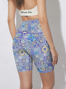 Shorts de yoga pour femme, motif carreaux bleus et blancs, style bohème mosaïque, 230 g/m², en soie de lait double brossée, taille haute, extensible dans les quatre sens, séchage rapide - Product Image 3