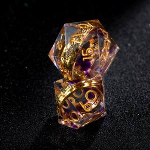 Ensemble de 7 dés de D&D artisanaux de 35 mm, à noyau liquide, à bords tranchants, dégradé ambre violet, avec anneau doré intégré, inspiré du <span class=keywords><strong>Seigneur</strong></span> <span class=keywords><strong>des</strong></span> <span class=keywords><strong>Anneaux</strong></span> - Product Image 4