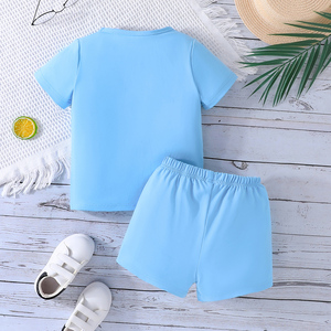 ชุดสองชิ้นสำหรับเด็กผู้ชาย เสื้อแขนสั้นลำลองพร้อมตัวอักษรนูนและกางเกงขาสั้นลายพรางสำหรับเด็ก - Product Image 2