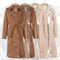 Housse de vêtement suspendue moderne en PE transparent, légère, imperméable et anti-poussière, pour magasin de vêtements et placard domestique (OEM/ODM)