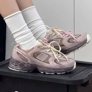 รองเท้าวิ่งกีฬาคุณภาพสูงรุ่นปี 2025 สำหรับผู้ชาย/ผู้หญิง รองเท้าลำลองสำหรับกิจกรรมกลางแจ้ง ดีไซน์ทันสมัย ระบายอากาศได้ดี เหมาะสำหรับเดินและวิ่ง - Product Image 4