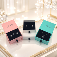 Boîte à bijoux carrée en papier pour ranger colliers, bagues, boucles d'oreilles avec sac cadeau