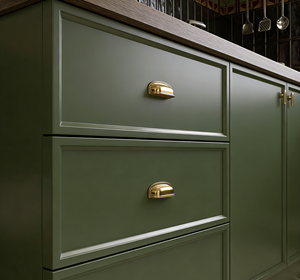 Ensemble d'armoires de cuisine éclectiques vert émeraude - Niche de présentation en verre et quincaillerie en laiton, rangement multi-zones de luxe pour maisons de créateurs - Product Image 4