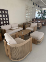 Ensemble de canapés d'extérieur en teck de luxe moderne avec table basse ovale à lattes et ottoman, mobilier de patio pour villa et complexe hôtelier