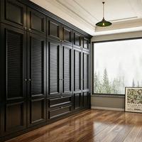 Armoire sur mesure noire mate à panneaux surélevés, style américain, du sol au plafond, intégrée, pour rangement de vêtements de chambre