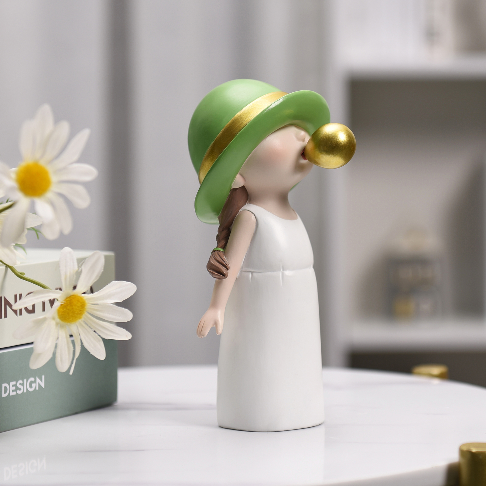 Blowing Gum Girl Statue Cute Resin Art Craft Baby Nursery Decor Nodic Children's Room Ornament For Home