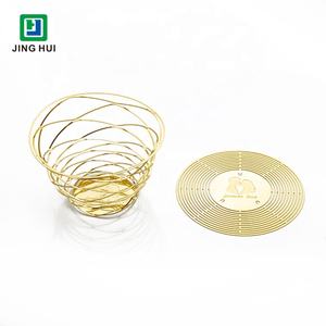 Pantalla de Lámpara Redonda de Metal Plano Hecha a Mano, Pantalla de Lámpara Dorada Tridimensional - Product Image 2