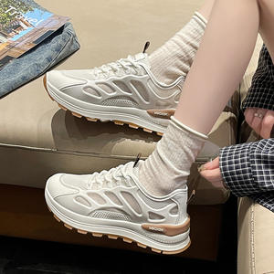 Baskets blanches fines et respirantes en maille pour femmes, chaussures de sport décontractées polyvalentes à semelle épaisse et légère avec découpes, collection été 2026 - Product Image 1