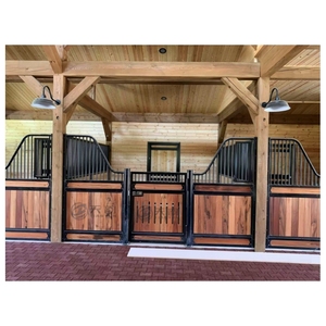 Vente d'équipements pour écuries de chevaux préfabriquées en métal, écuries de chevaux portables de luxe pour l'extérieur avec toit Los Caballos - Product Image 1