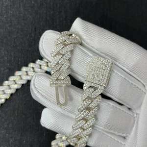 Collar de Cadena Cubana de 12 mm con Colgante de Corazón de Plata de Ley Chapada en Oro de 22k y Moissanita VVS de Alta Calidad en Oferta - Product Image 3