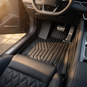 Le SUV Chevrolet offre un grand espace, des sièges arrière rabattables, un coffre spacieux, des airbags complets et un châssis stable pour les voyages en autonomie. - Product Image 2