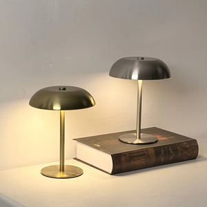 Lampe de table moderne en métal, abat-jour noir en forme de dôme, commande tactile, Wi-Fi, LED réglable avec base ronde, 2700K blanc chaud, CRI 80 - Product Image 1