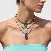 Collier pendentif bohème coloré fait main en pierres naturelles (agate noire, turquoise bleue, apatite, améthyste) pour femme