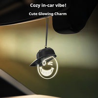 Nuovo Arrivo: Piccolo Cappellino con Faccina Sorridente, Simpatico Ciondolo per Auto, Divertente e Accattivante, con Luce Ambientale Colorata