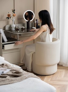 Fauteuil pivotant moderne en similicuir, chaise d'appoint confortable avec structure en bois pour chambre à coucher ou salle de maquillage, fauteuil rond type tonneau - Product Image 2