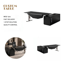 Bureau de direction moderne avec finition grain de bois noir, design fin, panneau d'angle discret, armoire de rangement latérale et système de levage