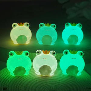 Adorables Ranas con Corona 3D que Brillan en la Oscuridad, Pequeños <span class=keywords><strong>Animales</strong></span> de Resina Pintados a Mano, Regalos de Estilo Fairycore, Recuerdos <span class=keywords><strong>para</strong></span> Fiestas de Halloween, Miniaturas - Product Image 3