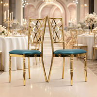 Chaise blanche moderne et confortable de luxe, avec structure en métal doré durable, pour événements et mariages