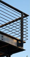 Rampe d'escalier en acier inoxydable avec volutes forgées à la main et finition thermolaquée pour projets de villas résidentielles