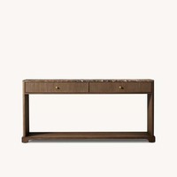 Table console scandinave haut de gamme en acier inoxydable avec plateau en bois, tiroirs à nervures, poignées en laiton et étagère latérale à piliers épais