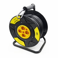 Schwarze automatische Kabelrolle mit SJTW-Kabel und CEE-Steckern, IP44-zertifiziert