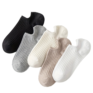 Chaussettes courtes pour femmes, très vendues, respirantes, colorées, en coton peigné, avec bande antidérapante à la semelle - Product Image 3