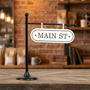 AK Brass Main Street Sign On Stand Escultura de mesa de metal en blanco y negro Acabado para decoración de Estantes/Decoración para sala de estar - Product Image 1