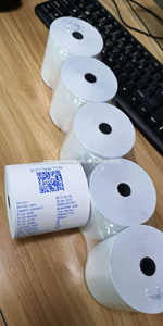 สติกเกอร์กระดาษความร้อนแบบม้วน ขนาด 80 มม. 57 มม. พิมพ์ด้านหลัง สำหรับเครื่องบันทึกเงินสด POS เครื่อง <span class=keywords><strong>ATM</strong></span> ปราศจากสาร BPA สีสันสดใส โลโก้สั่งทำได้ - Product Image 2