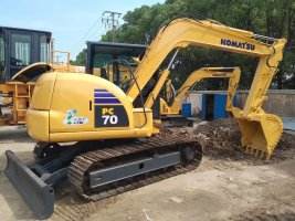 Mini pelleteuse sur chenilles KOMATSU PC70-8 d'occasion Modèle 7 tonnes Capacité du godet 3m Bonne condition avec moteur de pompe à moteur - Product Image 2