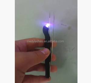 Pinzas LED UV Táctiles y Manos Libres para Extensión Profesional de Pestañas - Product Image 2