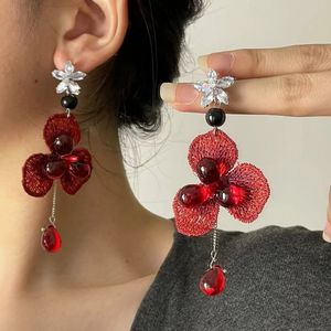 Magnifiques boucles d'oreilles à clous tendance rouges brodées <span class=keywords><strong>de</strong></span> sequins et <span class=keywords><strong>de</strong></span> fleurs à franges plaquées or, dégageant un charme doux et surnaturel pour les <span class=keywords><strong>femmes</strong></span> - Product Image 1