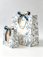 Sac en papier multi-tailles bleu brume, style vintage français, motif floral et oiseaux, fermeture magnétique, matériaux recyclés, sac cadeau