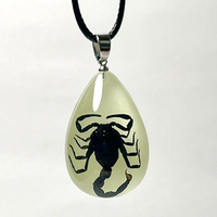 Collier phosphorescent Scorpion noir en ambre, collier insecte véritable dans la résine, pendentif Scorpion véritable pour homme