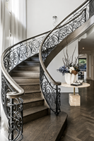 Escalier en colimaçon en bois courbé sur mesure OEM, en chêne, toutes dimensions, tous designs, avec garde-corps en fer et balustres en acier thermolaqué