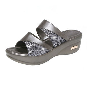 Nuovi stili all'ingrosso sandali <span class=keywords><strong>con</strong></span> <span class=keywords><strong>zeppa</strong></span> per le donne e le signore 2023 tacchi alti moda oro <span class=keywords><strong>casa</strong></span> pantofole donna fabbrica prezzo basso - Product Image 1