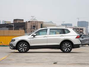 سيارة فولكسفاغن Tiguan T Turbo SUV مستعملة مع تحكم في الرحلات ، إطارات R17 ، رف معدني للسقف ، نموذج يطمح - Product Image 4