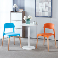 Chaise de salle à manger en plastique avec dossier épaissi, design minimaliste de style nordique moderne pour la maison et la restauration