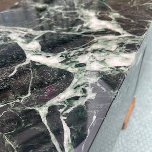 خزانة تلفزيون فاخرة من الرخام Verde Alpi مستوردة بزوايا دائرية للفيلات الفاخرة والشقق الكبيرة المخصصة - Product Image 5