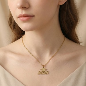 Collana Pendente Commemorativa per la Laurea 2026, Minimalista in Acciaio Inossidabile, con Biglietto, per Studenti <span class=keywords><strong>di</strong></span> Ultimo Anno - Product Image 3