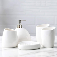 Ensemble de salle de bain 5 pièces en céramique Dolomite blanche CF avec distributeur de savon à pompe argenté, gobelet incliné pour brosses à dents, double gobelet et porte-savon drainant
