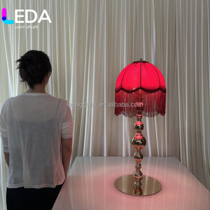 Lampe de table LEDA rétro européenne à franges victoriennes bordeaux, abat-jour en tissu à franges, support en métal doré, pièce maîtresse lumineuse pour les fêtes - Product Image 1