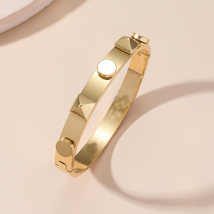 <span class=keywords><strong>Bracciale</strong></span> <span class=keywords><strong>bracciale</strong></span> personalizzato <span class=keywords><strong>con</strong></span> <span class=keywords><strong>nome</strong></span> Laser incisabile <span class=keywords><strong>con</strong></span> Logo di alta gioielleria <span class=keywords><strong>bracciale</strong></span> oro placcato in acciaio inossidabile rivetto <span class=keywords><strong>argento</strong></span> <span class=keywords><strong>bracciale</strong></span> <span class=keywords><strong>rigido</strong></span> - Product Image 3
